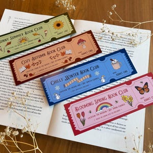 Könnte beinhalten: Vier saisonale Buchclub-Tickets mit den Themen Sunny Summer, Cozy Autumn, Chilly Winter und Blooming Spring. Jedes Ticket hat Illustrationen und den Text "Admit One".