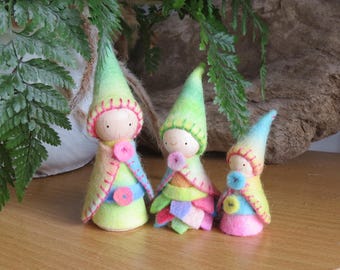 Famille de gnomes arc-en-ciel, lot de 3, inspiration Waldorf, feutre de laine teint à la main