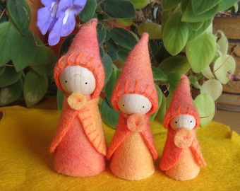 Famille de gnomes d'automne, lot de 3, inspiration Waldorf, feutre de laine pure peint à la main