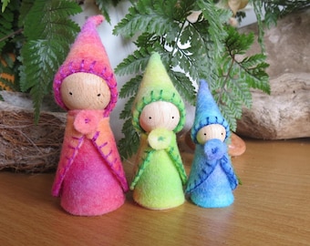 Famille de gnomes arc-en-ciel, lot de 3, inspiré de Waldorf, feutre de laine pur peint à la main