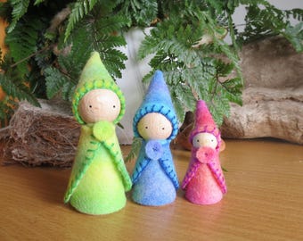 Famille de gnomes arc-en-ciel, lot de 3, inspiré de Waldorf, feutre de laine pur peint à la main