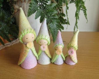 Famille de gnomes pastel, lot de 4, inspiration Waldorf, feutre de laine pure peint à la main