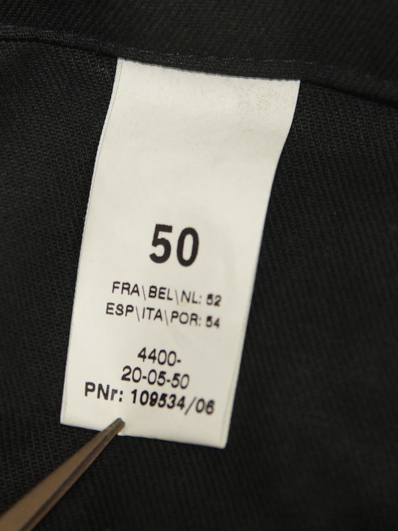 May include: White tag with black text indicating sizes for different countries. The tag reads "50 FRA/BEL/NL: 52 ESP/ITA/POR: 54 4400- 20-05-50 PNr: 109534/06"