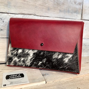 Cartera de mano de piel cosida a mano - Cabello rojo sangre de buey y negro/blanco con cierre de botón y bolsillo para identificación
