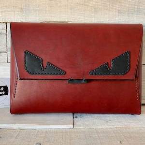 Cartera de cuero cosida a mano - Rojo sangre de buey con ojos de monstruo malvado