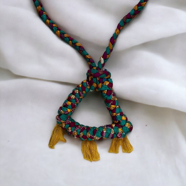 Mehrfarbige Recycled Silk Saree Stoff Geflochtene Boho Hnadmade Halskette mit Holzperlen und Baumwolle Quaste