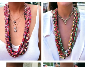 Tessuto tessile Boho Sari di seta fatto a mano Collana intrecciata multicolore Design di gioielli tribali Pezzo artigianale naturale al 100% / Regalo per lei