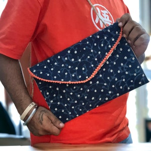 Boho Handblock Indigo Series Bolsas de cabestrillo estampadas de algodón con bolsillo con cremallera en el interior, accesorios únicos para mujeres/niñas para uso diario, regalo para ella.