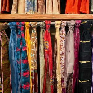 Fasce di seta colorate in sari indiano vintage, nastri di seta riciclata in sari, creazione di gioielli BOHO, nastri per tessitura, diario di scarto, arte alterata