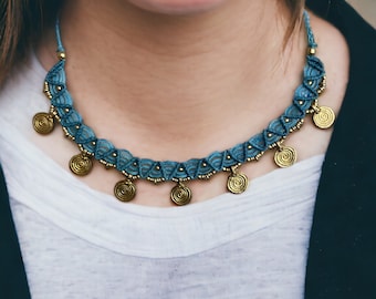 Collar de macramé hecho a mano: collar bohemio de tela con monedas de latón