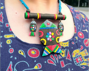 Handgemaakte terracotta visketting en oorbellenset: boho-sieraden