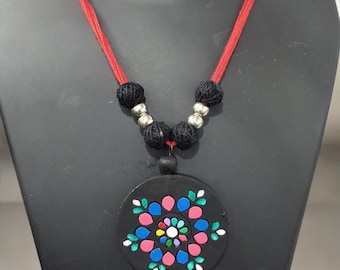 Ręcznie robiony zestaw naszyjnika i kolczyków z terakoty: biżuteria w stylu boho floral