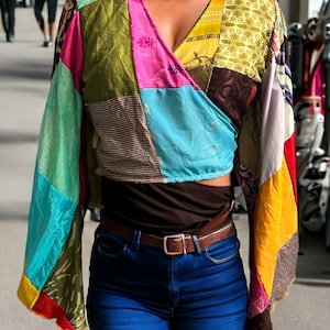 Blusa cruzada estilo boho chic con patchwork de sari de seda reciclada y top corto estilo kimono con mangas acampanadas