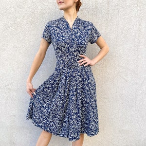 Abito da casa vintage fine anni &#39;40 inizio anni &#39;50 in rayon blu con colletto, stampa Art Déco astratta, gonna ampia con cintura e colletto, Rockabilly, taglia piccola