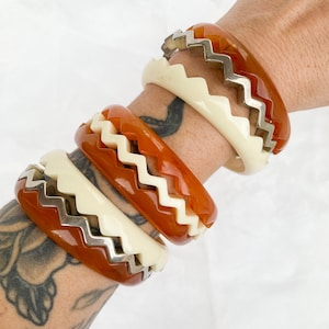 Vintage Set of Bangles Mod Zigzag New Wave Acrylic Aluminum Lucite Cream Brown Silver Bracelet Stack Mix and Match German Modern Statement