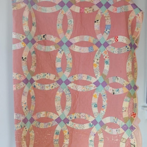 Vintage jaren 1930 patchwork quilt Americana volkskunst roze veelkleurige mantelrand bedsprei antiek erfstuk uitstekende staat handgemaakt