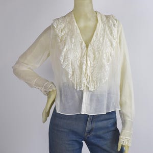 Camicetta antica in cotone bianco, anni 1900, con volant in pizzo ad ago, colletto vittoriano, delicata camicetta da lattaia trasparente, copri corsetto, cravatta a mano, bottone a conchiglia