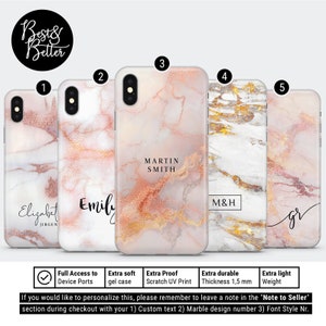 Op de afbeelding: Vijf verschillende telefoonhoesjes met marmerdesigns. De hoesjes zijn wit met gouden en roze accenten. De hoesjes hebben verschillende namen, waaronder "Elizabeth", "Emily", "Martin Smith", "M&H" en "gr".