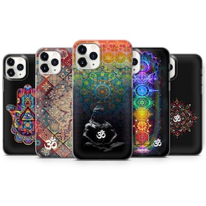 Puede incluir: Cinco fundas para iPhone diferentes con diseños psicodélicos coloridos. Los diseños incluyen una mano de hamsa, un mandala, una figura meditando, un símbolo de chakra y un mandala con la palabra "Om".