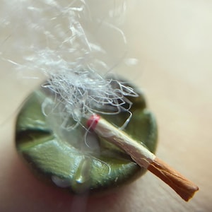 1:24 scale miniature accessories ash tray with burning cigarette green