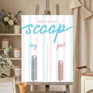 Puede incluir: Decoración para una fiesta de revelación de género con un letrero que dice "What's the Scoop?" en azul y rosa. La escena incluye conos de helado, bolas de helado y un carrito de helados vintage. Arreglos florales y elementos decorativos completan la escena.