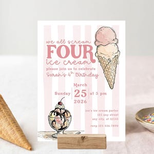 Puede incluir: Un juego de tres tazas de cerámica con acabado mate moteado. Las tazas son de color crema, gris claro y gris oscuro. Cada taza tiene un diseño simple y minimalista.