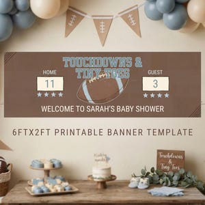 Puede incluir: Una pancarta rectangular marrón con el texto Touchdowns & Tiny Toes, una ilustración de un balón de fútbol americano y un marcador con los números 11 y 3. Incluye el texto Welcome to Sarah's Baby Shower y 6ftx2ft printable banner template.
