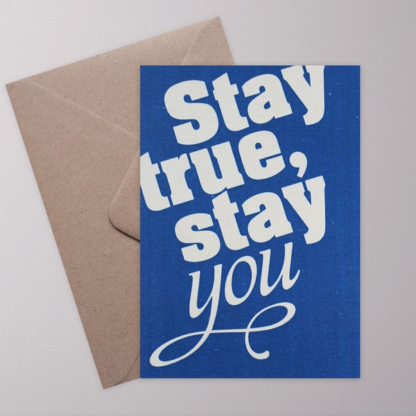 Postkarte ›stay TRUE, stay YOU‹, Typo, Type Art, Karte, Blau, Grusskarte, Briefumschlag, Geschenk, Freundschaft, Liebe, Botschaft