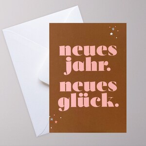 Postkarte ›Neues Jahr. Neues Glück‹: Silvester- oder Geburtstagsgruß in verschiedenen Farben, Glückwunsch, Hoffnung, Typo, Motto
