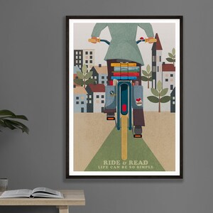 Könnte beinhalten: Ein Poster mit einer farbenfrohen Illustration einer Person, die Fahrrad fährt, mit einem Korb voller Bücher. Der Text auf dem Poster lautet "Ride & Read Life can be so simple".