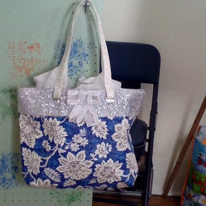 Tote floral plateado