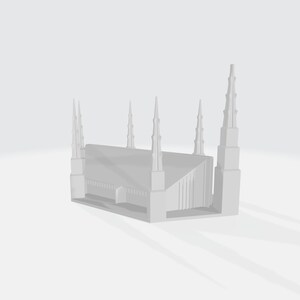 Op de afbeelding: Een wit 3D-model van een gebouw met meerdere torens. Het gebouw heeft een rechthoekige basis en een plat dak. De torens zijn allemaal even hoog en zijn puntig aan de bovenkant.