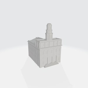 Op de afbeelding: Een wit, gedetailleerd model van een kerk met een toren en een trap die naar de ingang leidt.