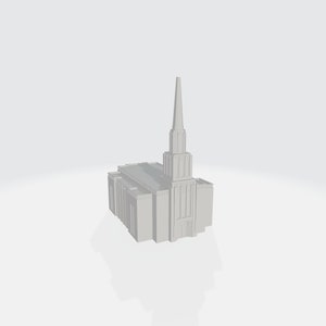 Può includere: Un modello bianco dettagliato di una chiesa con un alto campanile. Il modello è in plastica o ceramica ed è una rappresentazione in miniatura di un edificio religioso.