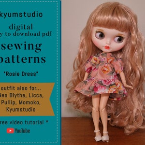 Puede incluir: Un patrón de costura digital para un "Rosie Dress" para muñecas. El patrón está disponible como PDF descargable. La imagen muestra una muñeca con el vestido, que tiene un estampado floral. El patrón también es adecuado para muñecas Neo Blythe, Licca, Pullip, Momoko y Kyumstudio. Un tutorial en video gratuito está disponible en YouTube.