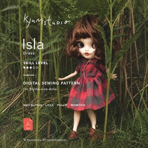 Könnte beinhalten: Eine Puppe mit braunem Haar trägt ein rot-schwarz kariertes Kleid mit Kragen und kurzen Ärmeln. Der Text auf dem Bild lautet: Kyumstudio, Isla Dress, SKILL LEVEL, DIGITAL SEWING PATTERN for Blythe-size dolls, NEO BLYTHE, LICCA, PULLIP, MOMOKO.