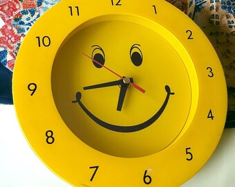 Horloge murale fantaisie vintage des années 90 avec visage souriant