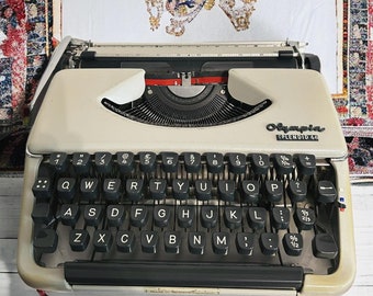 Máquina de escribir antigua Olympia de los años 60