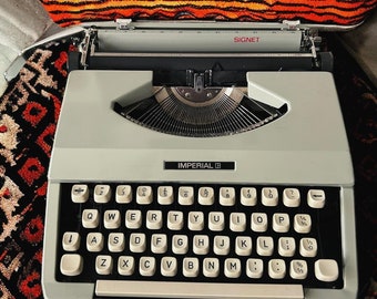 Vintage 1970s Imperial Signet Typewriter