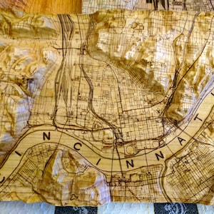 Cincinnati-3D Map Carving-3D Wood Carved Terrain Map mit Woodburned Map Features, Lines & Text