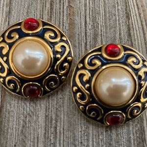 New Old Stock Vintage 1990&#39;s Round Gold And Black Classic Clip Earrings With Faux Pearls And Red Cabochons