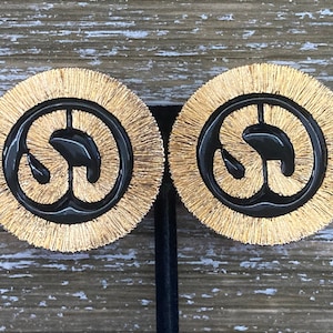 Fabulous ST. JOHN Vintage 1980&#39;s-90&#39;s Large Round Black And Gold Logo Modern Classic Clip Earrings