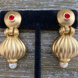 Nuevo viejo stock vintage 1990 oro mate etrusco clásico colgante declaración clip pendientes con perlas falsas y pedrería roja