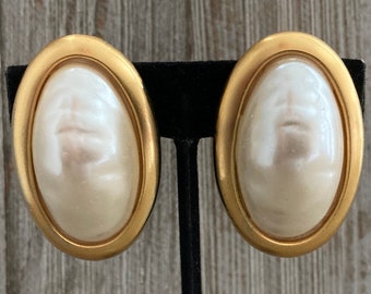 Superbes grandes boucles d'oreilles clip classiques ovales en or et perles vintage des années 1980-90