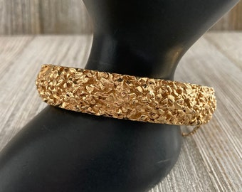 Stunning Crown TRIFARI Signed Vintage 1950's-60's Gold Textured Hinged Bangle Bracelet