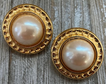 Belles boucles d'oreilles clip classiques vintage des années 1980-90 en or rond et fausses perles