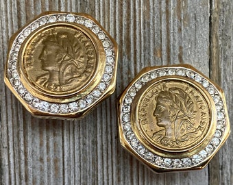 Hermosos pendientes de clip clásicos de moneda etrusca de oro vintage de 1980 con pedrería