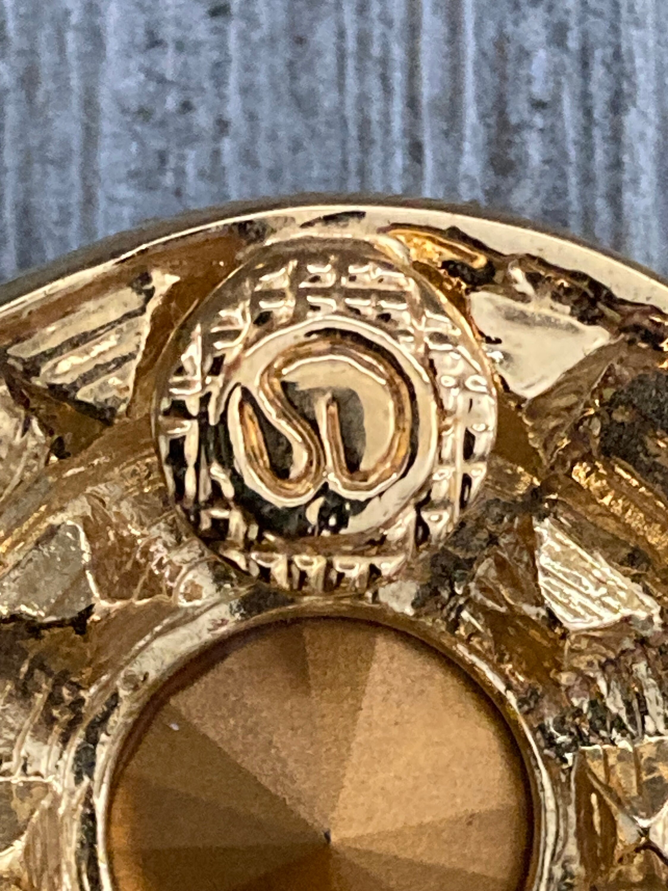 ST.JOHN ブローチ ST. JOHN Massive Round Black and Gold With Rhinestones