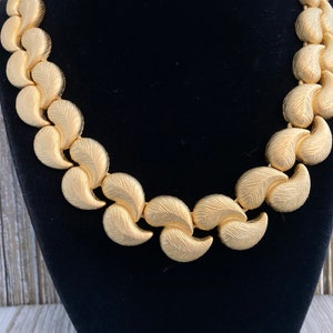 BLANCA Vintage 1980er - 90er Jahre New Old Stock Chunky Matte Gold Moderne Statement-Halskette