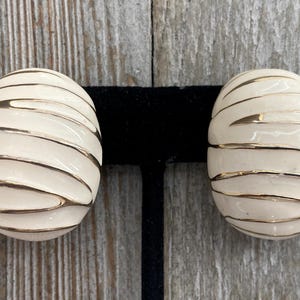 NORMA JEAN Vintage 1990&#39;s Gold And Beige Striped Classic Clip Earrings